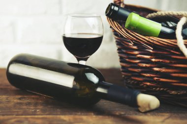cam ve bottols sepet üzerinde şarap