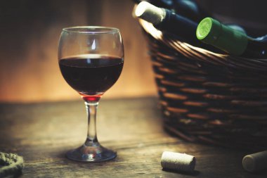 Şarap kadehi ve sepet üzerinde bottols