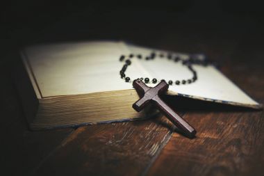 Kitap üzerinde çapraz