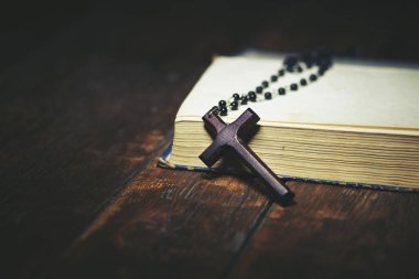 Kitap üzerinde çapraz