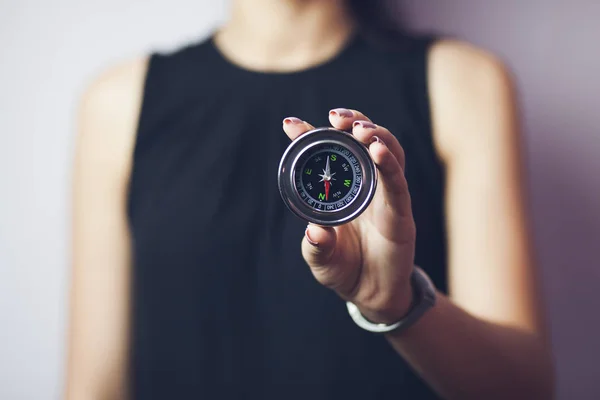 kadın yandan pusula