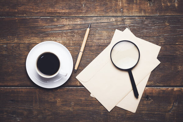 лупа на буквах
