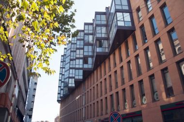 Yaz aylarında güzel eski bina 