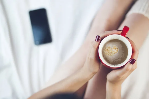 Mujer Sosteniendo Café Caliente Cama — Foto de Stock