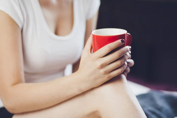 Mujer Sosteniendo Café Caliente Cama — Foto de Stock