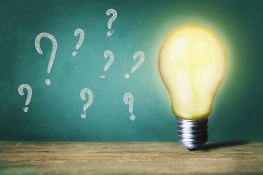 Soru işaretleri yeşil tahta üzerinde bir