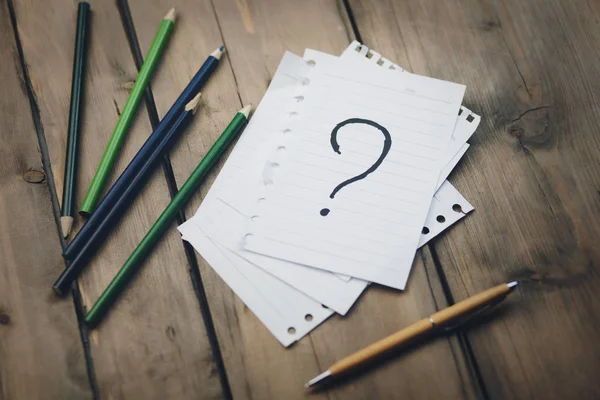 soru işareti kağıt ve renkli kalemler