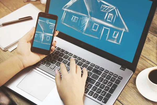 Vrouw hand telefoon en computer — Stockfoto