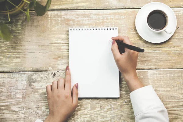 Mulher escrevendo em uma agenda — Fotografia de Stock