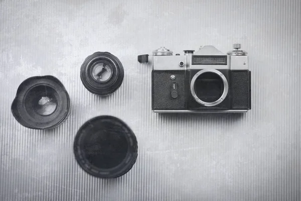 Kamera ve lens gri arka plan üzerinde — Stok fotoğraf
