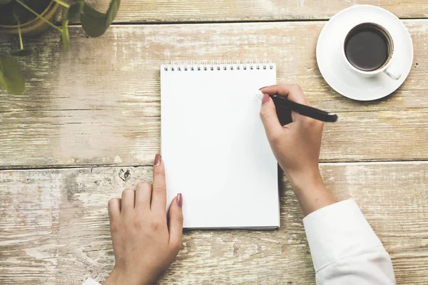 Woman writing with pen — Stock Photo, Image