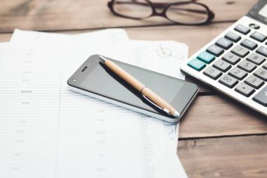 Hesap makinesi, not defteri, kalem 