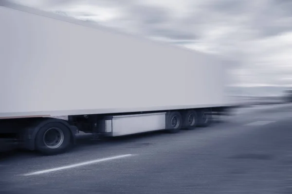 Container op de grote snelweg. — Stockfoto