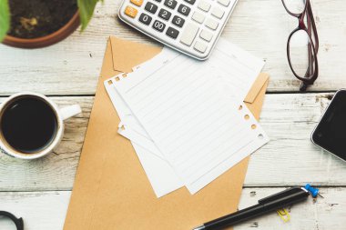 hesap makinesi ve kağıt, kahve,