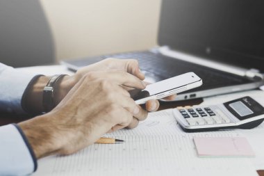 Genç adam evden çalışıyor. 