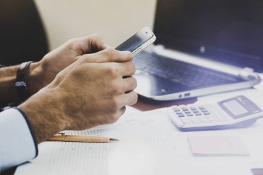 dizüstü bilgisayar ve akıllı telefon ile çalışma
