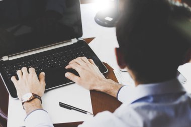 Dizüstü bilgisayar kullanan adam