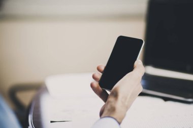 Genç adam çalışıyor.