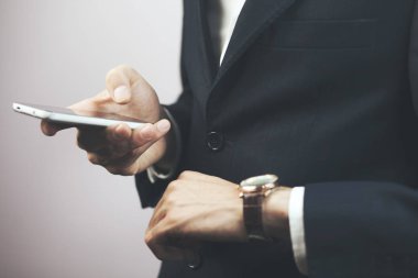 Cep telefonu bağlı olan adam