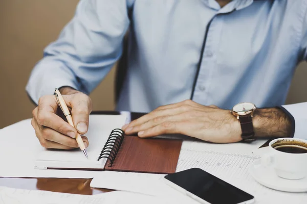 Hombre escribiendo en cuaderno con pluma — Foto de Stock