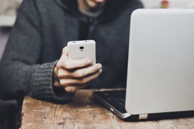 Adamın elleri akıllı telefon kullanma