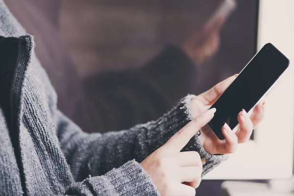 Kvinnans händer med mobiltelefon — Stockfoto