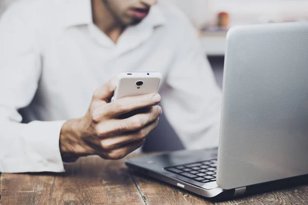 Man met smartphone — Stockfoto