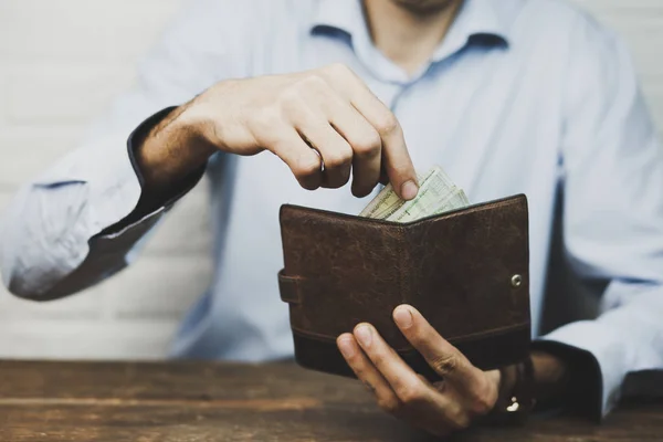 Manos de hombre con billetera y dinero —  Fotos de Stock