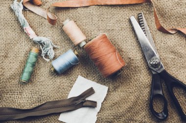 Dikiş nesnelerle antika arka plan