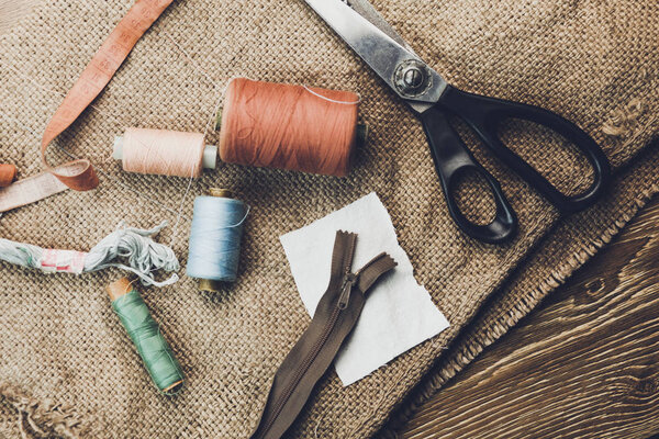 Винтажный фон с швейными инструментами
 