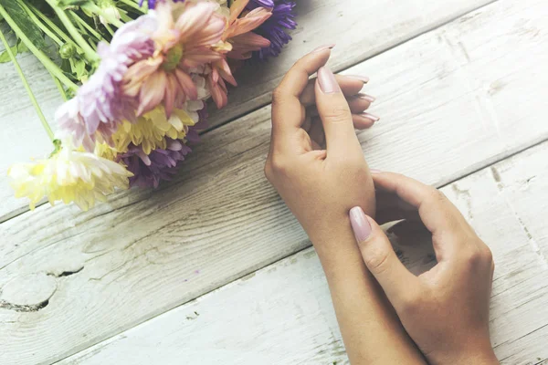 Güzel kadının ellerini ve buket 