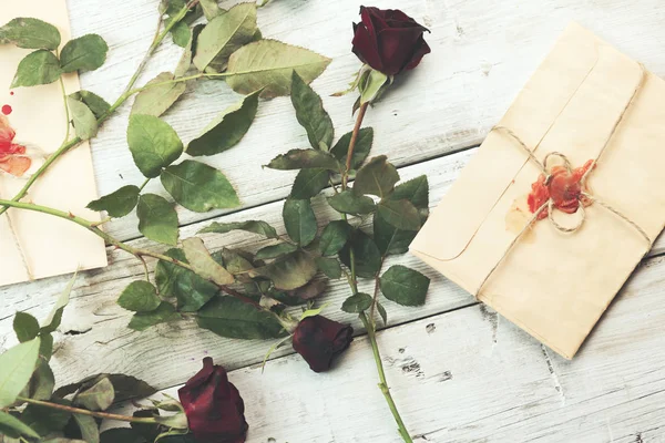 Tarjeta de San Valentín con sobres y rosas — Foto de Stock