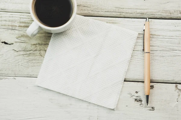 Una tazza di caffè con tovagliolo — Foto Stock