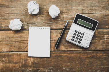 defter, kalem ve hesap makinesi