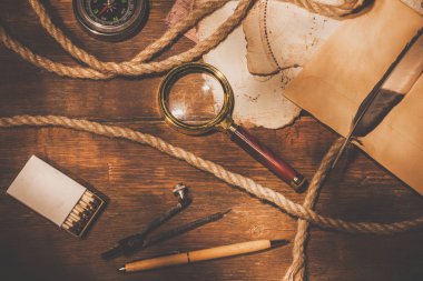 Harita üzerinde eski bir pirinç pusula