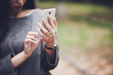 Akıllı telefon kullanan kadın 