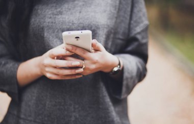 Akıllı telefon kullanan kadın 