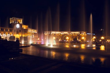 Geceleri parlak çeşme