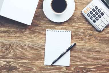  hesap makinesi ve masa üstünde defter