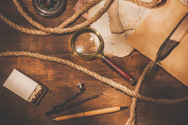 Harita üzerinde eski bir pirinç pusula