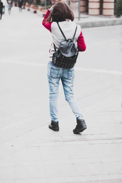 Vrouw die op straat loopt — Stockfoto