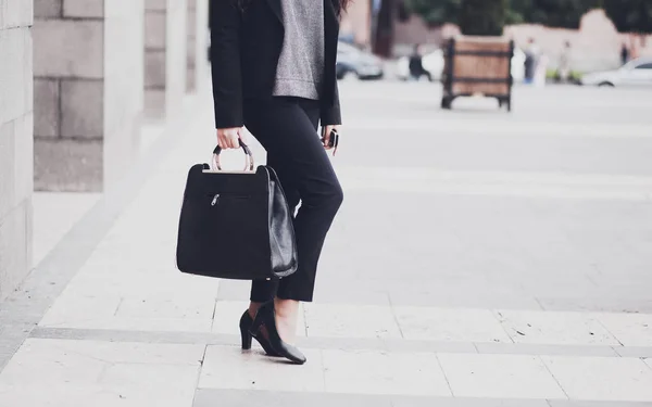 도시를 걷는 여자. — 스톡 사진