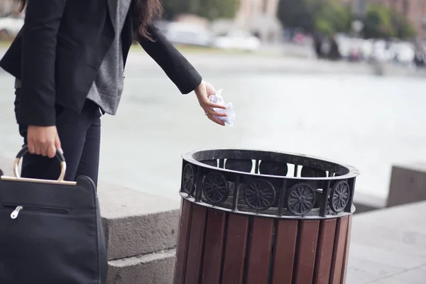 Woman throwing away  paper balls — Stock Photo, Image