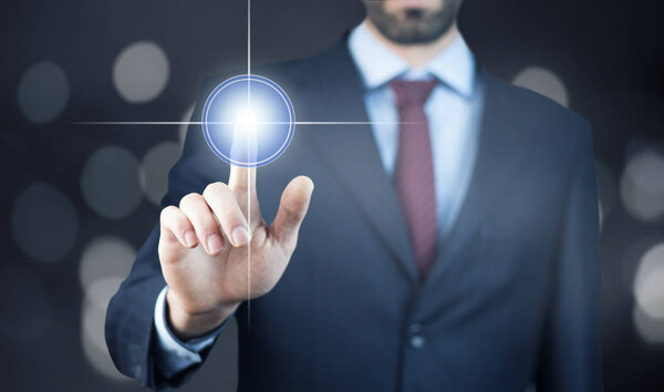  бизнесмен нажав современный экран
 