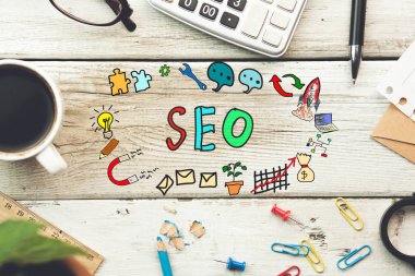 çalışma tablosu üzerinde SEO metin