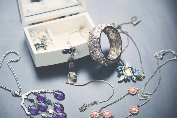 Een collectie van vintage sieraden — Stockfoto