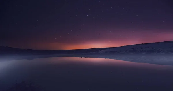 星空の背景の空の朝夜明け湖の水に反映 — ストック写真