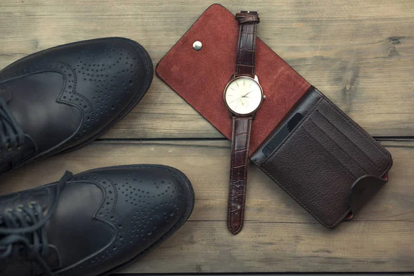 Homem Acessórios Relógio Sapatos Carteira Sobre Fundo Madeira — Fotografia de Stock