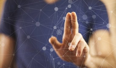 siber simge ile sanal ekran dokunaklı işadamı