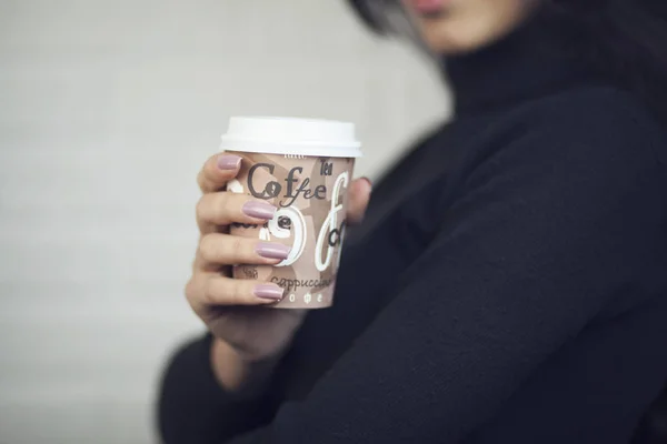 年轻女子从一次性杯子喝咖啡 — 图库照片